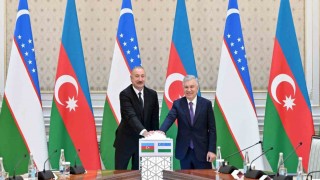 Azerbaycan Cumhurbaşkanı Aliyev, Özbekistan Devlet Başkanı Mirziyoyev ile bir araya geldi