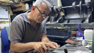 Babasından miras kalan ayakkabı tamirciliğini 43 yıldır yaşatıyor
