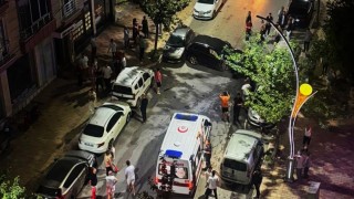Bafrada kontrolden çıkan otomobil park halindeki 6 araca çarptı