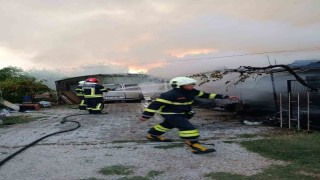 Bağ evi yangınında ev küle döndü, otomobil zarar gördü