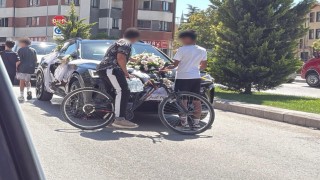 Bahşiş almak için hem kendi canlarını hem de trafiği tehlikeye attılar