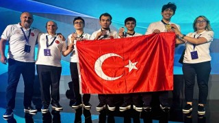 Bakan Bayraktar: Uluslararası Nükleer Bilim Olimpiyatına ilk kez katılan Türkiye, 1 altın ve 3 bronz madalya ile uluslararası arenaya güçlü bir giriş yaptı