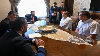 Bakan Gürlek, yorgun merminin isabet etmesi sonucu hayatını kaybeden Emir Yuşanın ailesiyle bir araya geldi