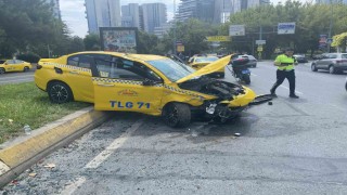 Bakırköyde ticari taksi ve otomobil çarpıştı: 1 yaralı