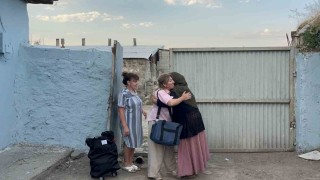 Bakü-Kars uçuşu 100 yıllık hasreti bitirdi: İki kardeşin torunları Karsta buluştu