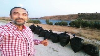 Balık tutmaya geldikleri gölette çöp topladılar
