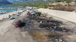 Balıkçı Barınağındaki yangının ardından geriye demir yığınına dönen tekneler kaldı