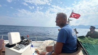 Balıkçı teknesini yangın ekiplerinin ulaşımı için seferber etti
