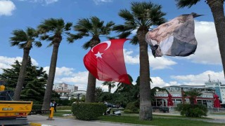 Balıkesirde Türk bayrağının yanına Cumhurbaşkanı Erdoğanın fotoğrafının asılmamasına tepki