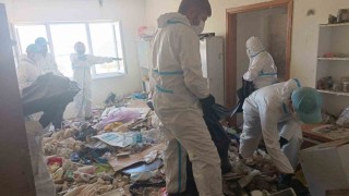 Balkan Mahallesinde evden 28 ton çöp çıkarıldı