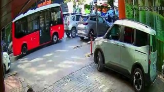 Bandırmada minibüs yayaya yol veren otomobile çarptı
