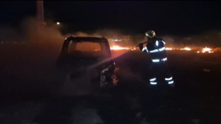 Batmanda boş arazide çıkan yangında hafif ticari araç kullanılamaz hale geldi