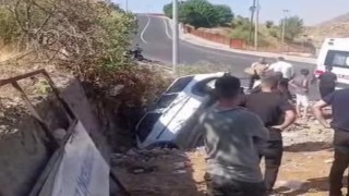 Batmanda kafa kafaya çarpışan araçlardan biri çukura düştü