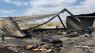 Batmanda köy evi ve traktör yangında kullanılamaz hale geldi