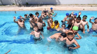 Battalgazi Belediyesinde Kuran kursu öğrenilerine yüzme etkinliği