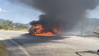 Bayındırda seyir halindeki araç alev aldı