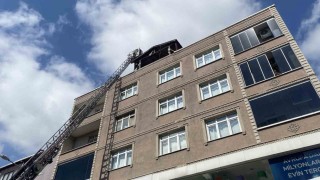 Bayrampaşada 4 katlı binanın çatısı alevlere teslim oldu