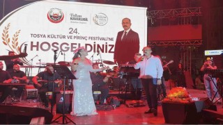 Belediye başkanı konserde şarkı söyledi, vatandaşlar unutulmaz bir gece yaşadı