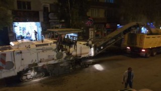 Belediye ekipleri yeni asfalt için eski asfaltı söküyor