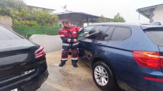 Belende araçta mahsur kalan bebek kurtarıldı