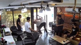 Berbere bıçakla girdi, hayatının dayağını yedi