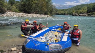 Beşkonakta raftingciler kürekleri bırakıp çöp topladı