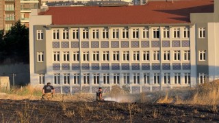 Beylikdüzünde otluk alanda korkutan yangın: Alevler sitelere kadar yaklaştı