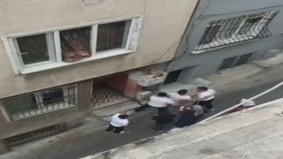 Beyoğlunda eniştesinin dükkanında saçını yaptırdı, para tartışması sonrası ortalık karıştı