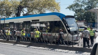 Beyoğlu'nda Tramvay raydan çıktı, yolcular tahliye edildi