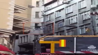 Beyoğlunda yürekleri ağza getiren anlar: Elektrik tellerinden açılan hava minderine düştü