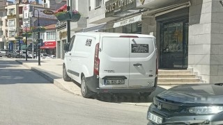Bilecikte kaldırım üstü parklanmalar yayaları isyan ettirdi