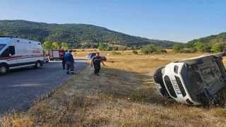 Bilecik'te otomobil yan yattı: 5 kişi yaralandı