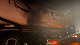 Bilecikte seyir halindeki tırın dorsesi alev aldı