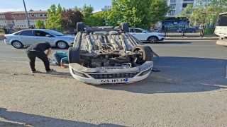 Bingölde çarpışan araçlardan biri ters döndü:  3 yaralı
