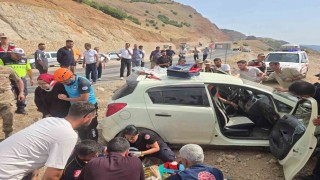 Bingölde otomobil yoldan çıktı: 3 yaralı