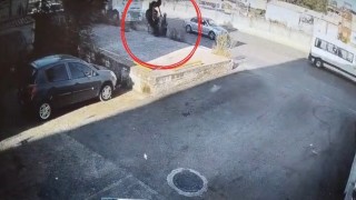 Bir adımla hayata tutundu, motosikletli duvara çarparak can verdi