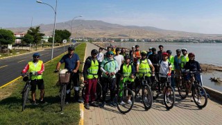 Bitlis'te 30 bisikletli 90 kilometre pedal çevirip Ahlatın tarihi mirasını ziyaret etti