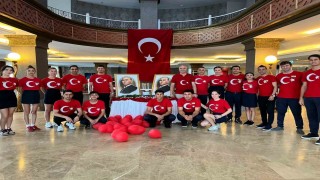 Bodrumda otel personeli 30 Ağustosa bayraklı kıyafetlerle damga vurdu
