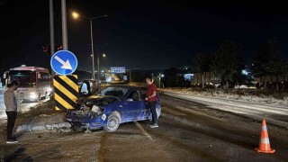 Boluda kırmızı ışıkta geçen otomobil kamyonla çarpıştı