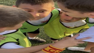 Boluda miniklerin futbol taktiği güldürdü: Sağ kanadı paylaşamadılar