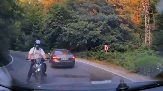 Boluda virajı alamayan motosiklet otomobile çarptı