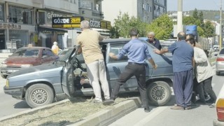 Boyabatta trafik kazası: Otomobil refüje çıktı