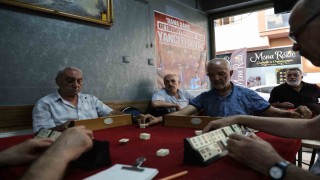 Bu kahvehanede masa yancıları ayrı masada oturuyor