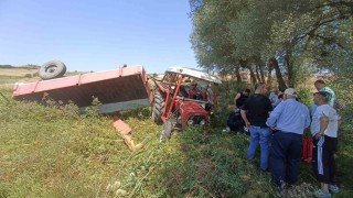 Buğday yüklü traktör devrildi, sürücü yaralandı