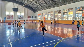Bulanıkta voleybol antrenmanları yoğun katılımla devam ediyor