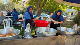 Burhaniyede geleneksel lokma hayrı yapıldı