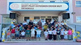 Burhaniyede kadın muhtar öğrencilere ikramlarda bulundu
