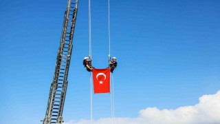Bursada nefes kesen tatbikat; Türk bayrağı metrelerce yükseklikten indirildi