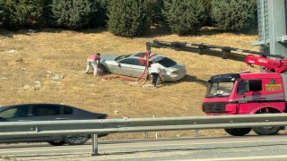 Bursada otomobil bariyerleri aşarak tarlaya uçtu