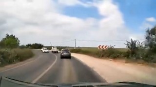 Bursada viraja hızlı giren otomobil kazaya sebep oldu: O anlar kamerada
